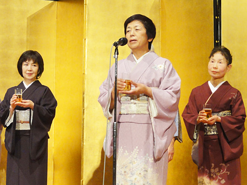 乾杯の音頭は、本年の干支である辰年の池袋校・村田さん。