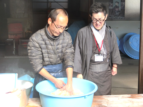 一反一反職人が指先で糊の量を把握し、湯通しを行います。