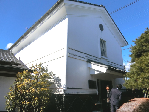 【資料館『手緒里』】
結城紬の歴史を伝える世界でただ一つの資料館。製作工程の紹介、実際に使用されていた多種多様な道具類、貴重な古文書等、結城紬の足跡を見学しました。