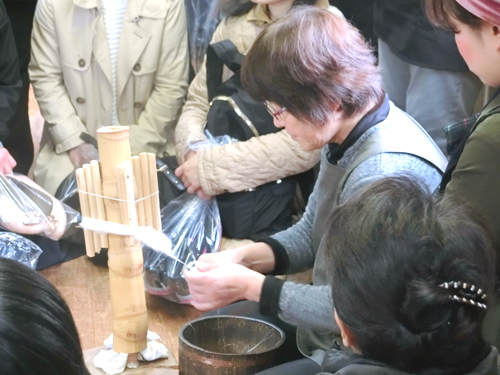 普通、糸は強い撚りをかけて丈夫に補強されているものですが、結城紬の糸は世界に類を見ない無撚糸です。この糸を扱う技術は数年かけての修行が必要です。