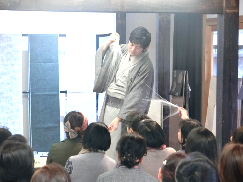 真綿の風合を活かした結は「温かくて・軽くて・着やすい」点が特徴です。