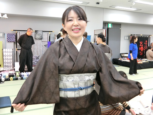 「彩の市」できもの・着物を試着する着付け教室の生徒③