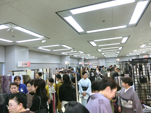 「彩の市」の展示会場内で多くの着付け教室の生徒と講師でにぎわうサンスカイルーム。
