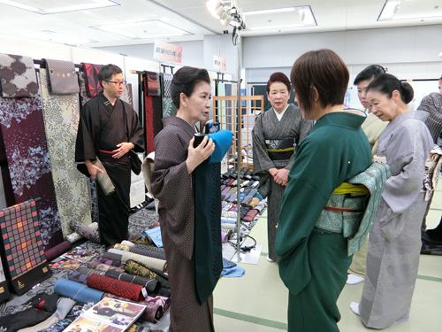 展示会「彩の市」できもの・着物を選ぶ着付け教室の生徒。