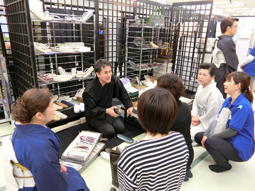 展示会場「彩の市」、「草履の桜木」でお草履を勉強する着付け教室・彩きもの学院の生徒。