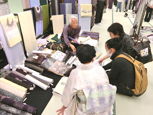 新宿エルタワー・サンスカイルーム「彩の市」内「一刀彫」できものを勉強する着付け教室・彩きもの学院の生徒。