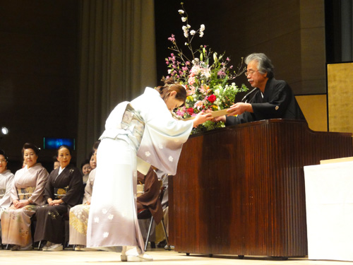着付け講師認定証を授与される生徒②｜34回認定式