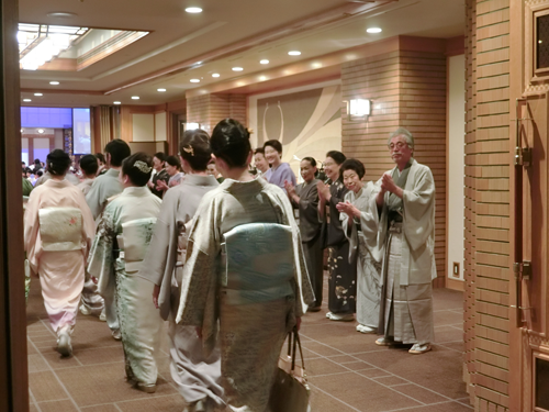 会場へ入場：24回初春彩の集い