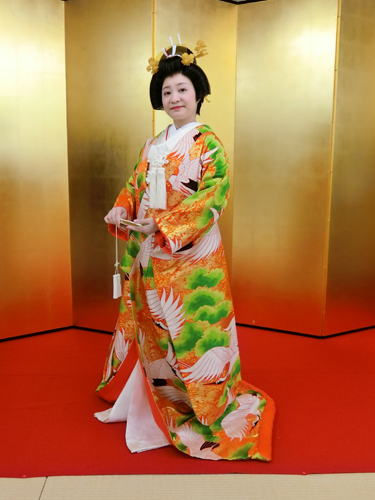 朱の打掛けを纏った花嫁モデル