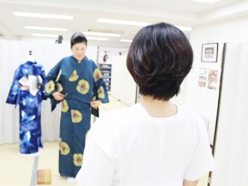 ゆかたの着付け風景３