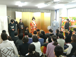 合同授業「花嫁の着付け、きものの歴史」