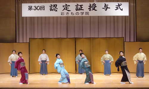 きりりとした袴姿と、角出しを結んだ女性の着つけ舞い「地上の星」の音楽に合わせてスピード感あふれる男女着つけ舞いのコラボレーション!に会場は釘づけでした。