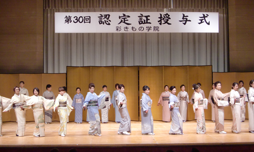 きものショー『色を楽しむ春爛漫』

70名の大学生によるきものショー。ピンク、クリーム、ブルー、パープルなど春らしい色合いの装い、華やかなきもの姿にうっとり･･･