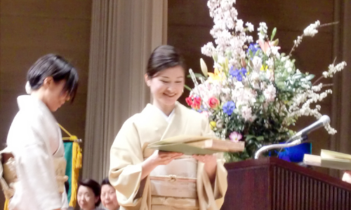 看板は檜の中でも最高級の木曽檜に学院オリジナルの焼印が一つずつ押印されています。