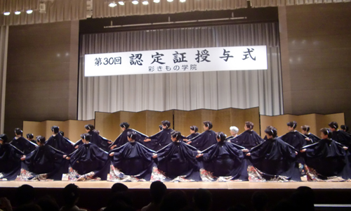留袖の着つけ舞い