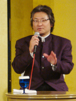 ●紋屋井関 平尾 敬昭 氏

「紋屋井関」常務。
京都西陣にて、天皇・将軍家に  衣装を提供することを許された  「御寮(ごりょう)織物司(おりものし)」として、室町〜現在まで500年以上もの歴史を持つ  織元です。