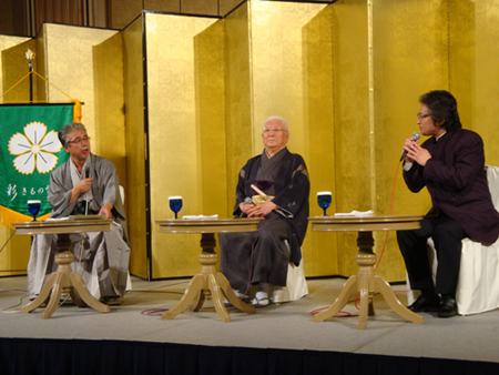 ●平尾氏:

御寮織物司の「御寮」とは御所をさす言葉で宮中の装束類を作成することが主な仕事でした。室町時代より長く続けてこられたのは、「宮中御用達」であることに以上に先人たちが何よりもこだわりを持って技術を磨き守り続けてきたからではないでしょうか。