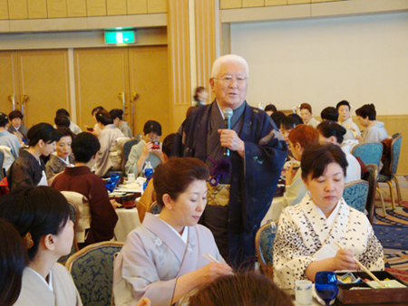 ―美智子皇后はお嫁入りする際、ご子息の為に自分で手料理を作ってあげたいとの思いで初めて宮中にキッチンを作ったそうです。―
君塚氏談