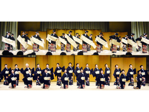 留袖の着つけ舞い
『川の流れのように』の曲にあわせて総勢26名による留袖の着つけ舞い。一糸乱れぬ演技に拍手喝采!