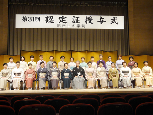 先生方と各校に分かれて記念写真