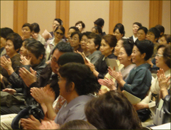 会場の皆さんの熱視線を感じます!
