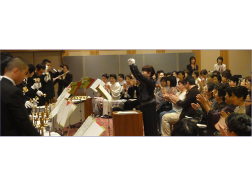 「ちいさい秋みつけた」「星に願いを」「ふるさと」
など6曲を演奏。会場からは割れんばかりの拍手が送られました。
平本さん 『このようなハレの舞台で演奏させていただけることはとても光栄です。』