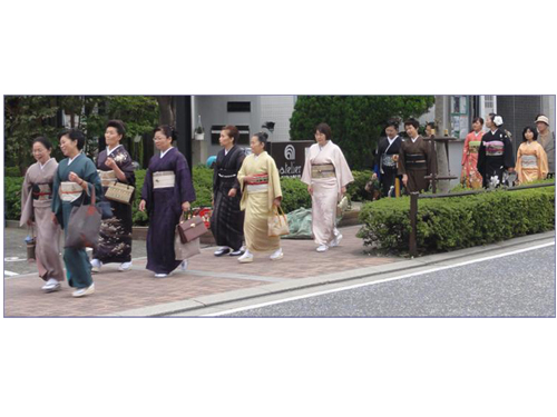 街を歩く大勢のきもの姿は注目を浴びます。
