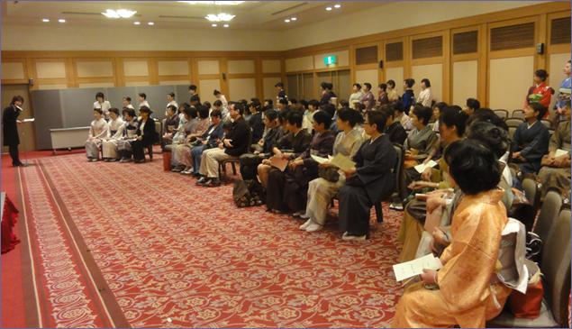 会場・3Fホールに集う横浜校生徒。
横浜校初代校長の大月学院長も参加いたしました。
