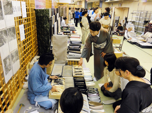 草履(花のれん) 寸法を細かく計り、オリジナルの草履を作ります