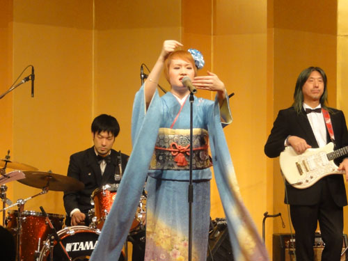 ライブハウス『ケネディハウス銀座』で
活躍中のヴォーカル吉植未央さん。
「ロコモーション」手話を交えた「さくら」を熱唱。
