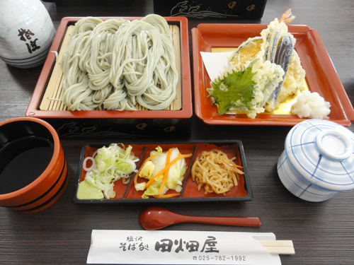【 へぎそば 】
つなぎに｢ふのり｣という海草を使用した魚沼の名物です。
コシの強さと舌触りが絶品です。