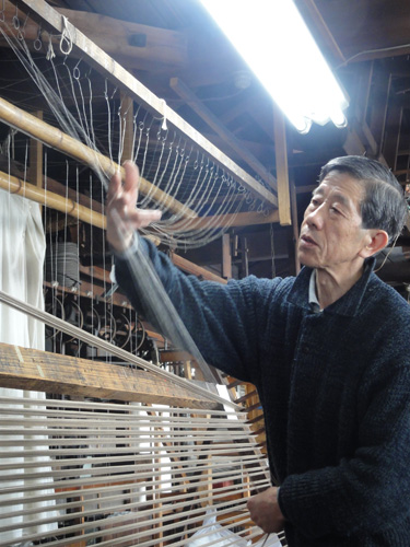 【 手延べ(てのべ)】
張られているのは、本塩沢用の生糸です。