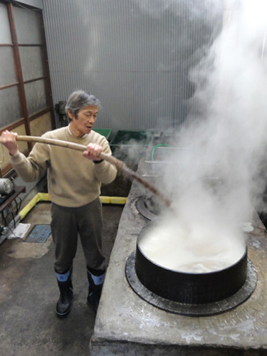【 湯もみ(ゆもみ)】
織り上がった生地の汚れや糊を落とし、特有の｢しぼ｣を出す技法です。