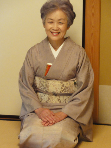 【 講師紹介 】
裏千家・天野先生。
彩きもの学院横浜校講師としてもご活躍されています。