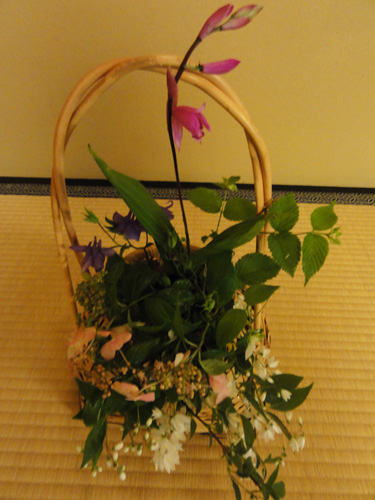 【 茶花 】
茶席に入れる花で、自然の美しさをそのままに、茶席の様子や茶道具と調和させます。
