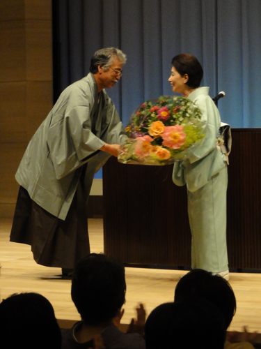 木村理事長より花束の贈呈。