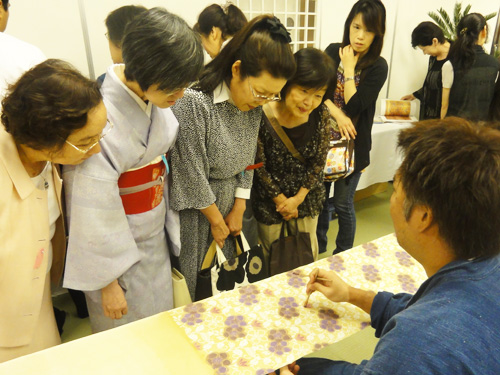 「色挿し」
その後の全工程を考え、神経を集中させなければならない作業です。