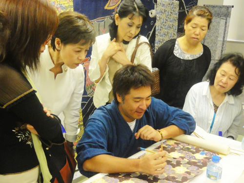 「隅取り」
ぼかしを入れて行く作業です。この工程により立体感が生まれます。