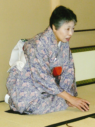 表千家・脇田先生にお越しいただき、お茶会でのマナーや所作についてご教授頂きました。