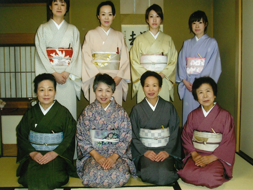 脇田先生と一緒に記念写真。たいへんお疲れ様でした。これでお茶会のTPOは完璧!?
