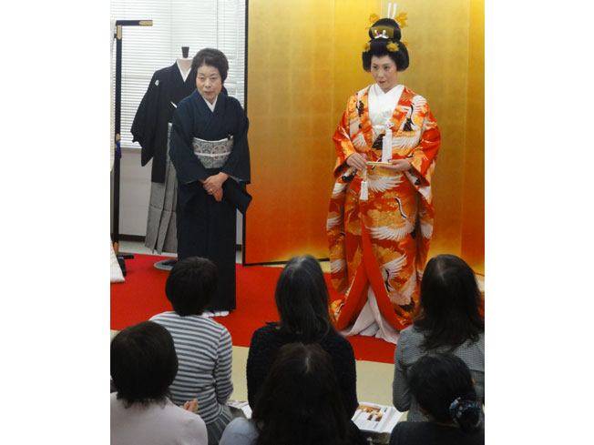 めでたいとされる赤・白・黒色を基調とする艶やか打掛を装い、出来上がり!