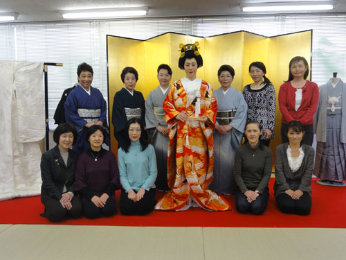 花嫁さんを囲んでの記念写真。みなさん大変お疲れ様でした。