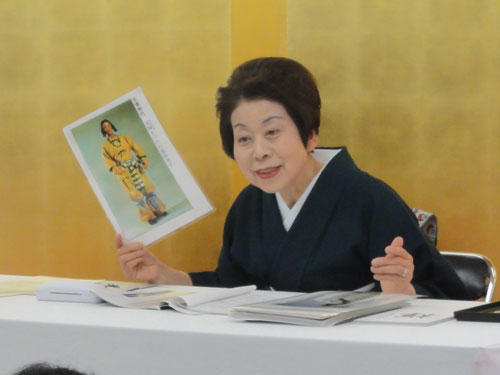 大月学院長に縄文時代から現在に至るまでのきものの歴史について説明させていただきました。