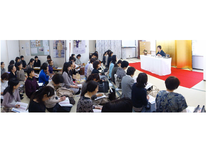 Q1、雅子さまの婚礼衣装(十二単衣)の衣装は何キロだったでしょう?

Q2、平安貴族の女性は年何回髪の毛を洗ったでしょう?