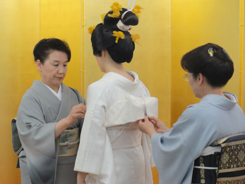 美しく手早く、着付けられる側に負担をかけないことも大切です。