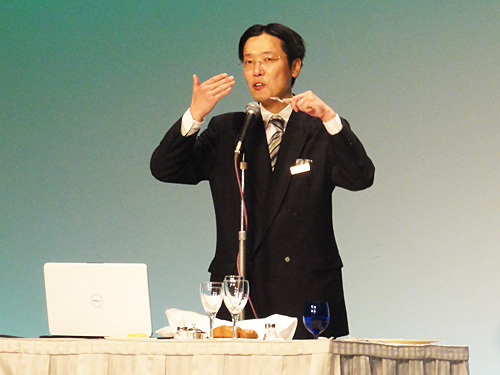 椿山荘・フォーシーズンズホテルのテーブルマナー担当講師・宮本さんによる丁寧な講習。