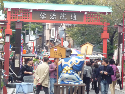 江戸情緒あふれる伝法院通り。