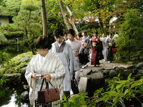 廻遊式庭園を散策。