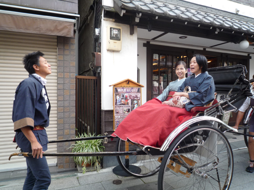 ふわっと持ち上がる人力車。