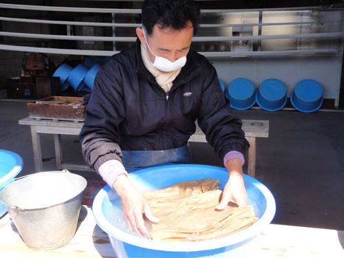 ・糊抜き
「一反一反職人が指先で糊の料を把握し、湯通しを行います」
